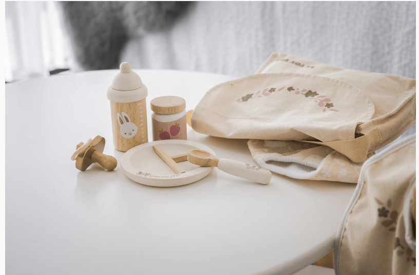 Le Toy Van Doll Nursing Set