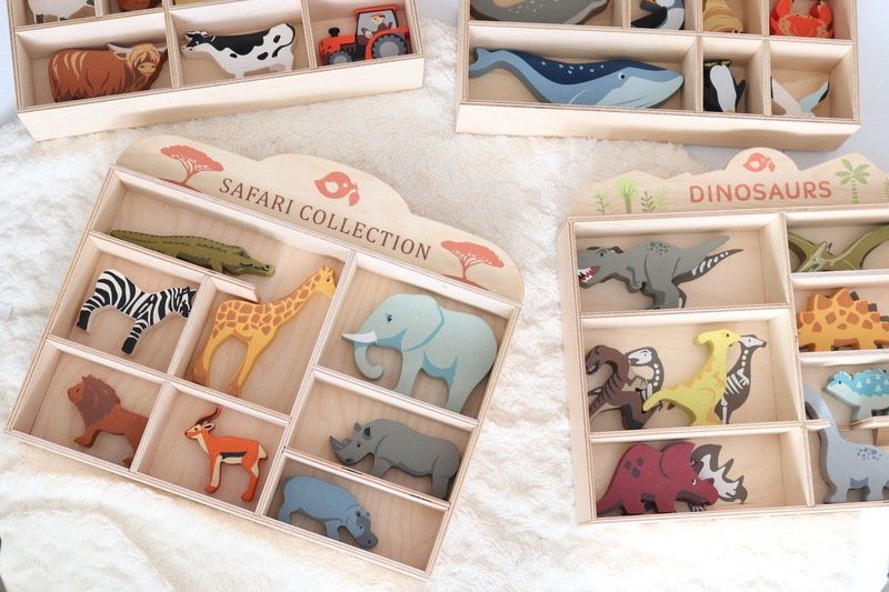 Tender Leaf Toys Wooden Dinosaur Display Shelf Set