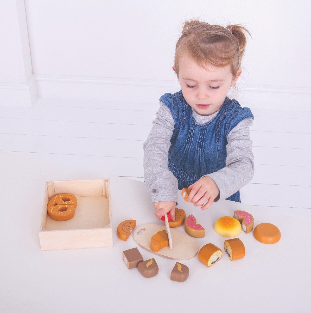 Bigjigs Toys Pretend Cutting Bread and Pastries Crate