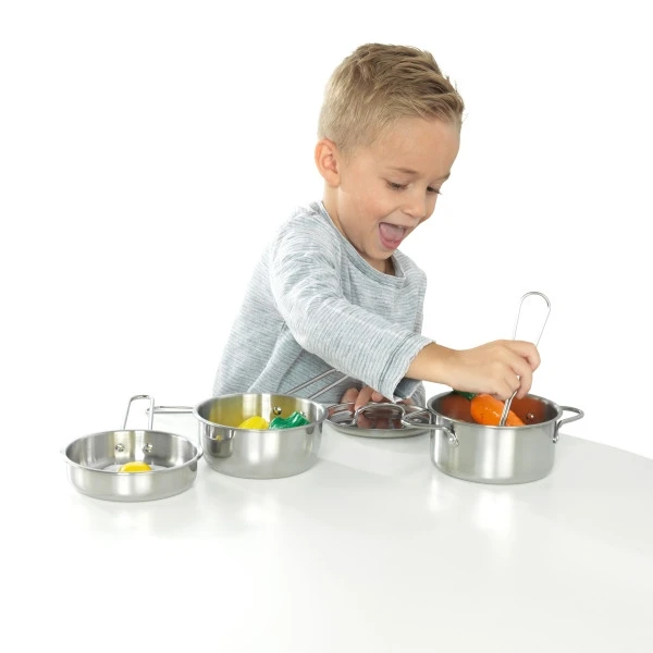 KidKraft Deluxe Cookware Set with Food